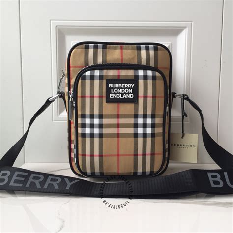 Túi đeo chéo Burberry .